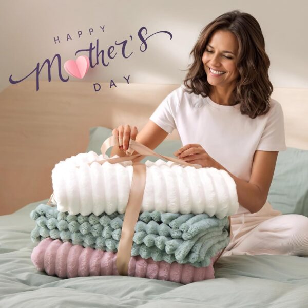 81LO9CJLhpL._AC_SL1500_.jpg Bedsure White Throw Blanket for Couch - GentleSoft Cozy Soft...