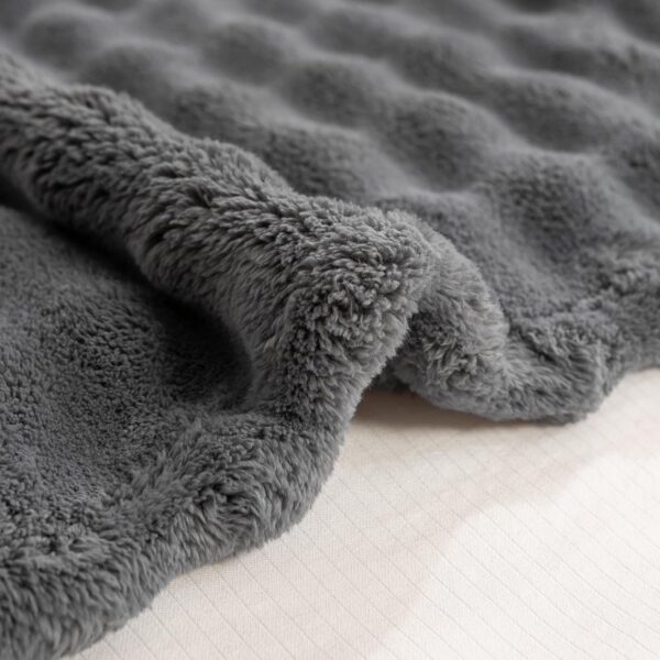 71F66aV50rL._AC_SL1500_.jpg YUSOKI Faux Fur Throw Blanket with 3D Bubbles Super Soft Fuz...