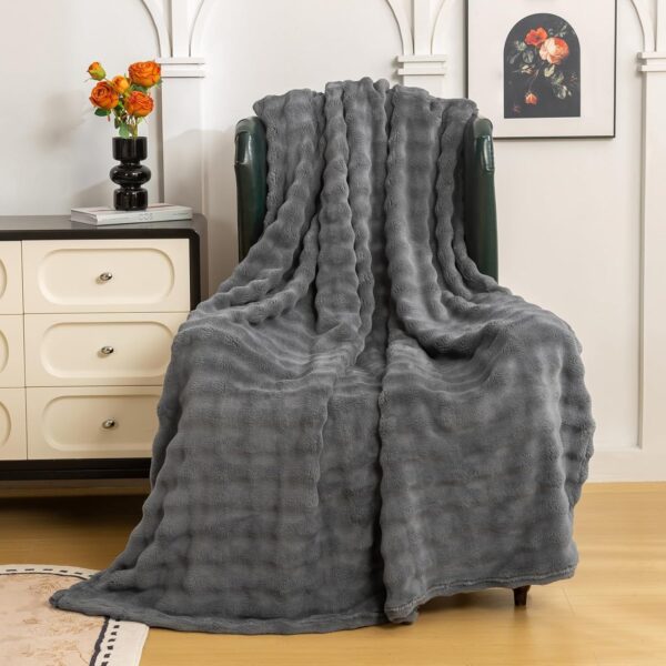 81gy1nm2ecL._AC_SL1500_.jpg YUSOKI Faux Fur Throw Blanket with 3D Bubbles Super Soft Fuz...